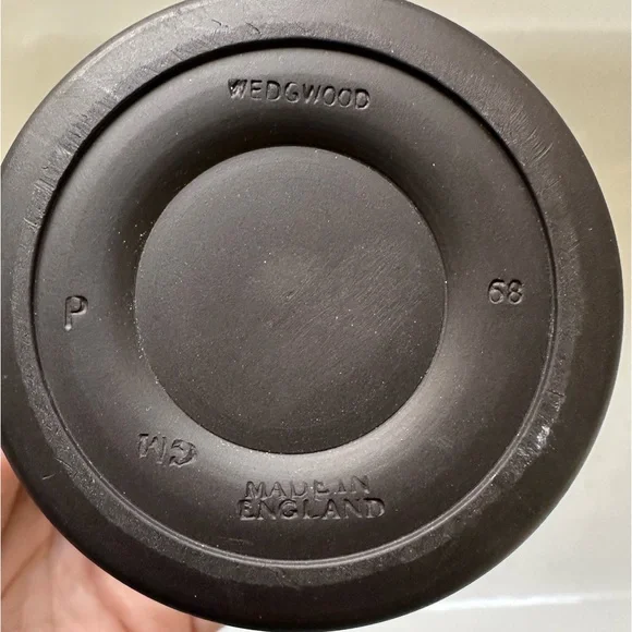 Wedgwood Cream on Black Jasperware Cherubs Trumpet Vase Posy Pot - Picture 3 of 3